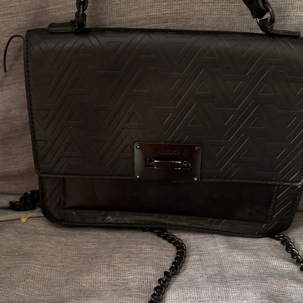 Aldo Geometric Black Crossbody Bag

Clasp or button does not work see pictures !